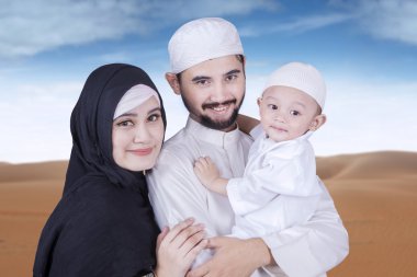 Eşi ve oğlu, çöl ile Müslüman erkek