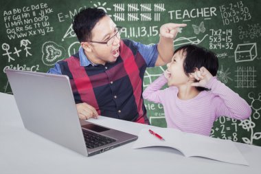 Öğretmen atama yapmak için onun öğrencisi üzerinde sipariş verir