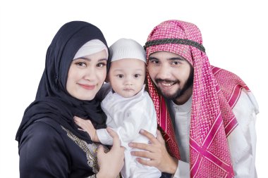 Arapça aile kameraya gülümseyen üç üyesi