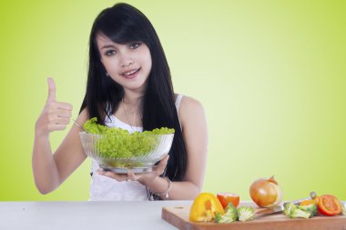 Ayrı tutma salata yukarı kadınla