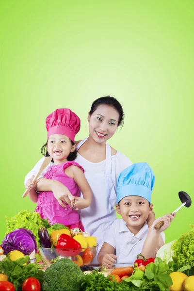 Família preparando legumes frescos — Fotografia de Stock