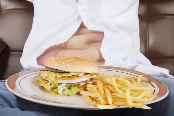 Fast Food mit dem Bauch eines kleinen Jungen — Stockfoto