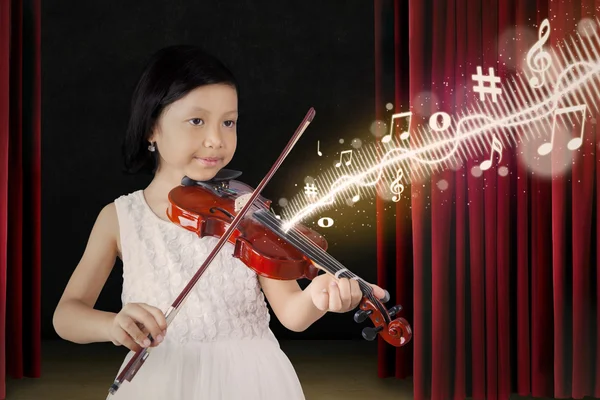 Female child playing violin on stage — Stock Photo, Image