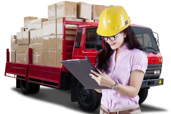 Pekerja perempuan dan truk pengiriman — Stok Foto
