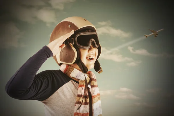 Felice ragazzo indossa un casco aviatore — Foto Stock