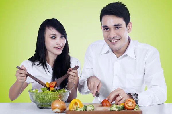 Щаслива пара робить салат разом — стокове фото
