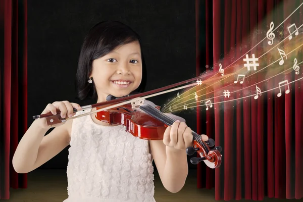 Chica feliz toca el violín en el escenario — Foto de Stock