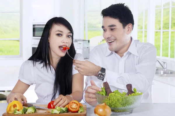 Homem alimentando sua esposa com salada — Fotografia de Stock