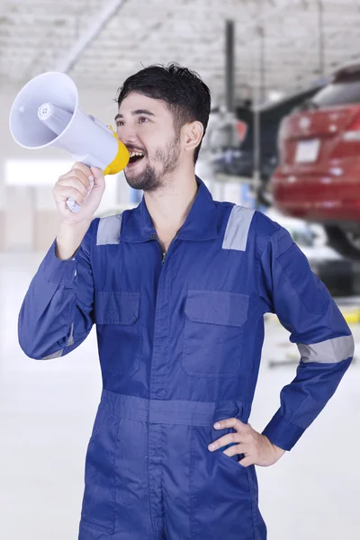 Monteur schreeuwen in de werkplaats — Stockfoto