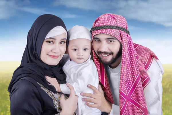 Mittelöstliche Familie lächelt gemeinsam auf dem Feld — Stockfoto