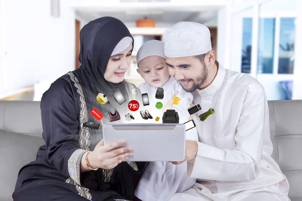 Família muçulmana compra de produtos online — Fotografia de Stock