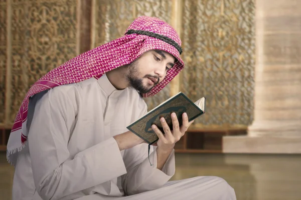 Islamitische man zit in de moskee en leest Quran — Stockfoto