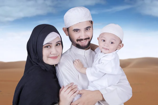穆斯林男子与他的妻子和儿子在沙漠 — 图库照片