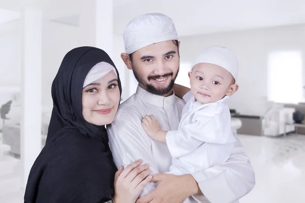 Μουσουλμανικές γονείς και ο γιος τους χαμογελά στο σπίτι — Φωτογραφία Αρχείου