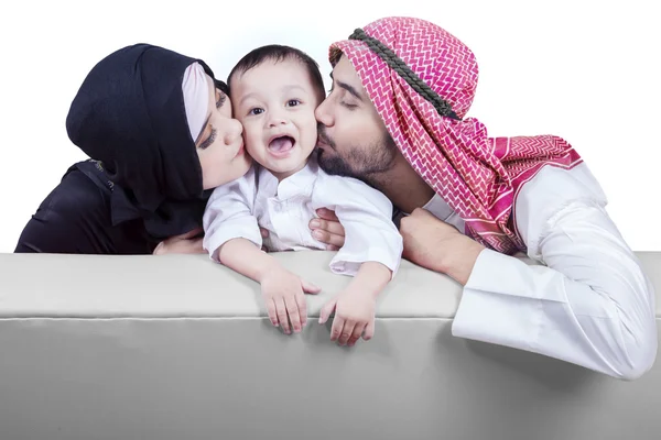 Pais muçulmanos beijando sua bochecha filho — Fotografia de Stock