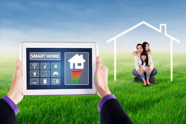 Applicazioni Smart Home e famiglia gioiosa — Foto Stock