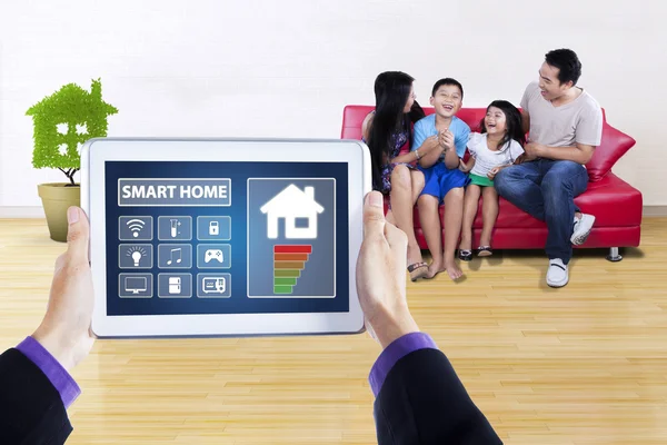 Smarta hem controller och lycklig familj — Stockfoto