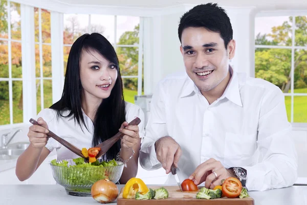 Vegetarisk par gör sallad — Stockfoto