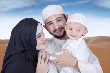 Çöl kameraya gülümseyen, Arap aile