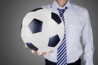 Bir futbol topu veren işadamı