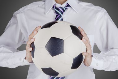 Bir futbol topu tutan işadamı
