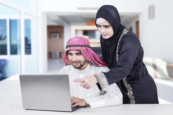 Couple arabe travaillant à la maison — Photo