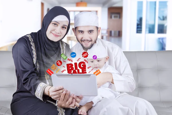 Familia árabe con promoción en línea en la tableta —  Fotos de Stock