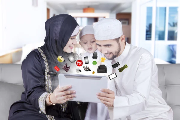 Арабская семья покупает продукты онлайн — стоковое фото