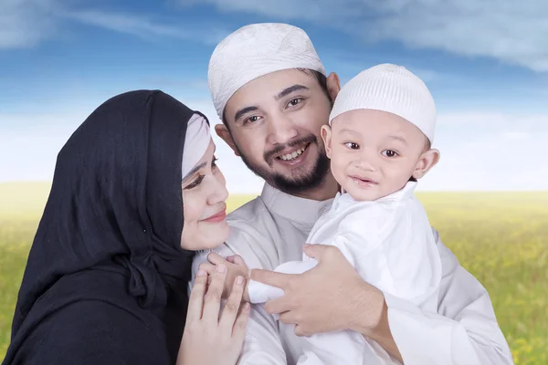 Arabische kleine jongen en zijn ouders op weide — Stockfoto