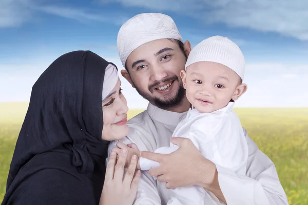 Niño árabe y sus padres en el prado —  Fotos de Stock