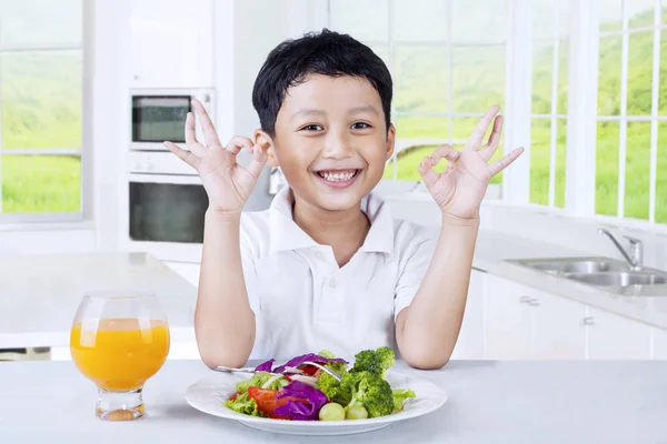 Garçon montre OK signe avec des aliments sains — Photo