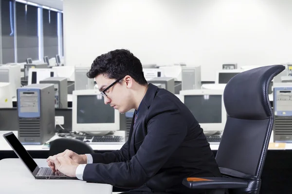 Homem de negócios caucasiano digitando no laptop — Fotografia de Stock