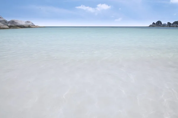 Tydligt tropisk strand med vit sand — Stockfoto