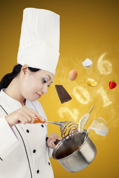 Chef femenino mezclando la comida — Foto de Stock