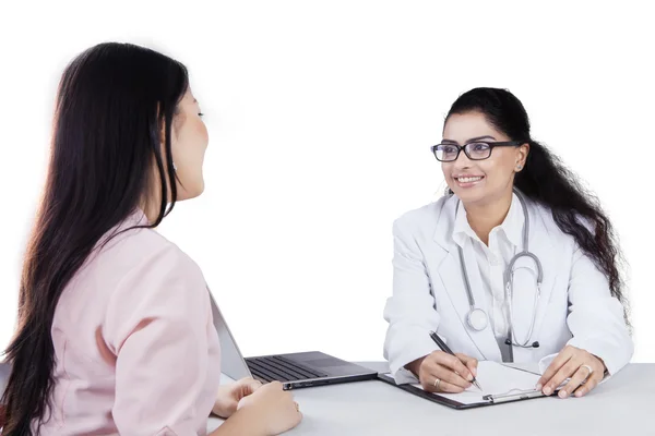 Paciente do sexo feminino visita um médico — Fotografia de Stock