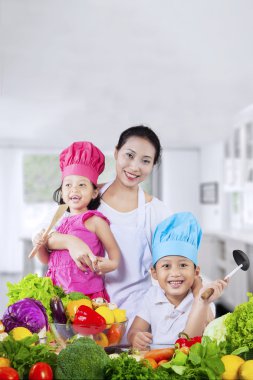 Mutlu aile taze sebze hazırlama