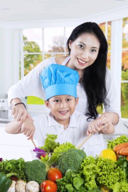 Mutlu anne ve oğlu birlikte yemek