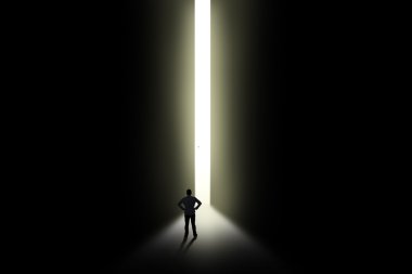 Adam kapı aralığında parlak ışık ile