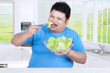 Taze salata mutfakta yemek adam