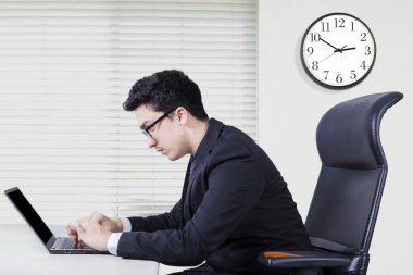 Orta Doğu işadamı laptop ile çalışma