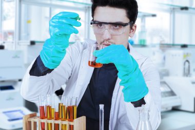 test tüpleri kontrol bilim adamı