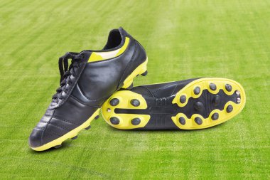 Futbol ayakkabıları çimenlerin üzerinde