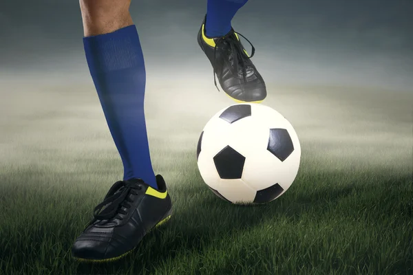 Feet's soccer player with a ball — Stock Photo, Image