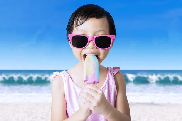 Weibchen essen Eis am Ufer — Stockfoto