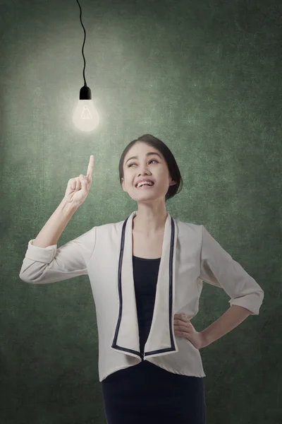 Female worker getting a good idea — Stock Photo, Image