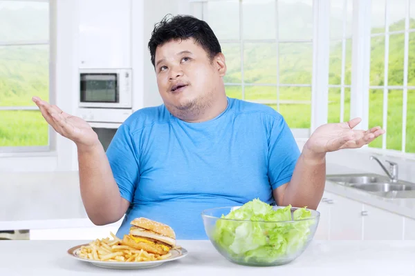 Hombre pensando en elegir la comida — Foto de Stock