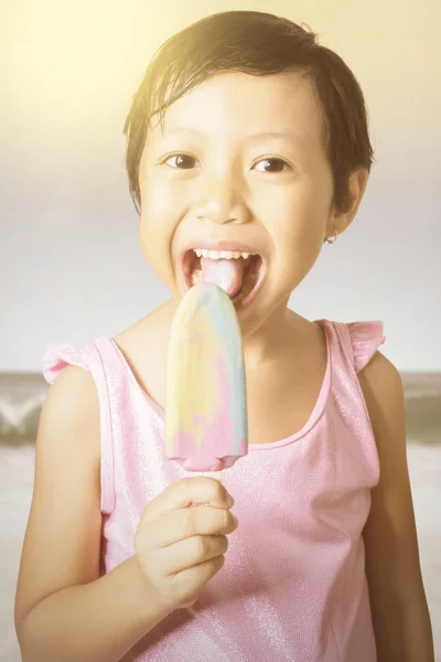 Bella ragazza lecca il gelato all'aperto — Foto Stock