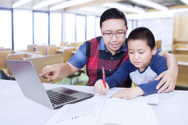 Tuteur guidant l'étudiant masculin à apprendre en classe — Photo