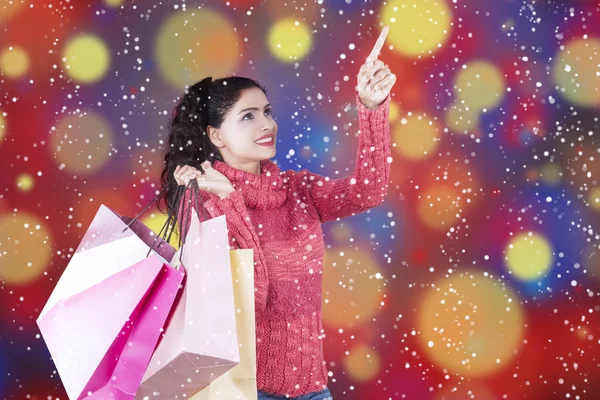 Vrouw met boodschappentassen met bokeh achtergrond — Stockfoto