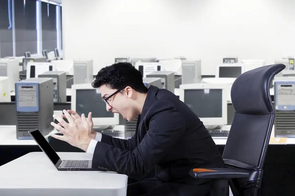 Arbeiter schreit auf dem Laptop — Stockfoto